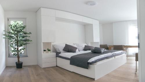 雷根斯堡的住宿－Stadthaus Regensburg，白色卧室配有一张白色的大床