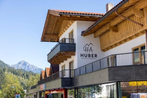 a building with a sign that reads hiker at Appartements Huber in Fügen
