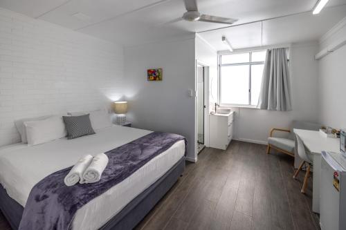 Una cama o camas en una habitación de Proserpine Motel