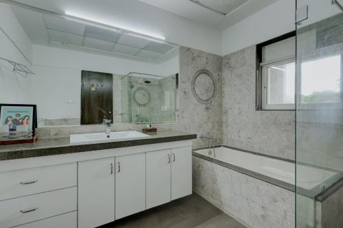 Bilik mandi di Luxury 3 BHK Villa Assagao