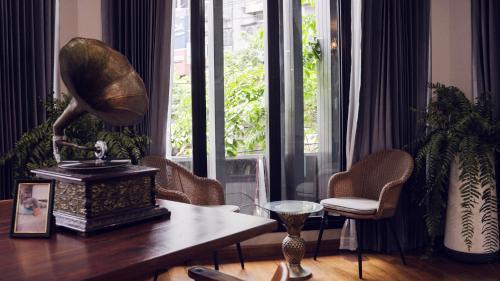 a living room with a table with a statue and chairs at Poshtel 56 in Bangkok