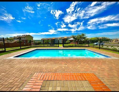 una piscina en un patio con un cielo azul en Tempo #03, en Vosburg
