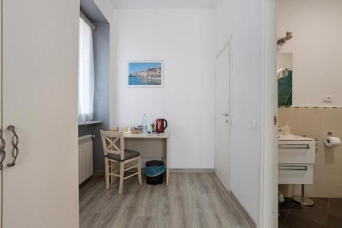a small kitchen with a table and a desk at Perla Del Golfo in La Spezia