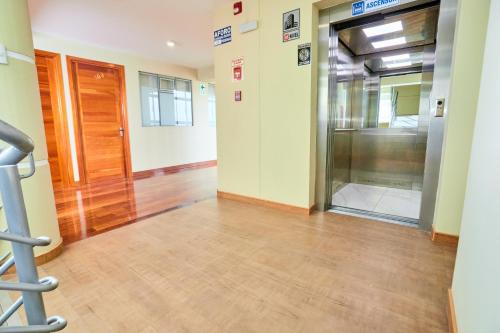 an empty hallway with a elevator in a building at Samkauta Hotel & Suite in Juliaca