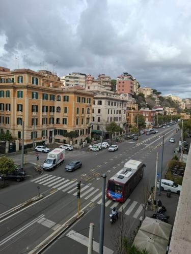 罗马Roma Trastevere Holiday的一条有汽车和公共汽车的城市街道