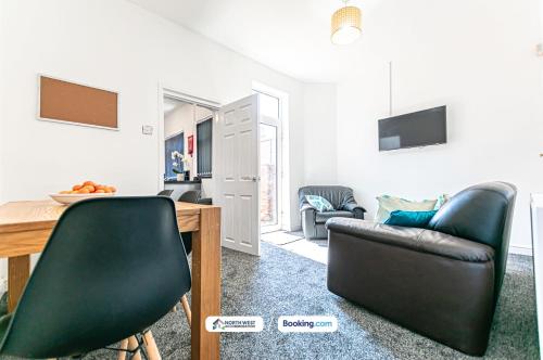 a living room with a table and two chairs at Severn Street House Serviced Accommodation in Leigh