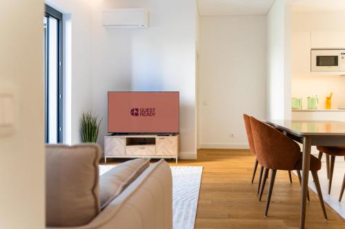 フンシャルにあるGuestReady - Acqua residencesのテーブルとテレビのあるリビングルーム