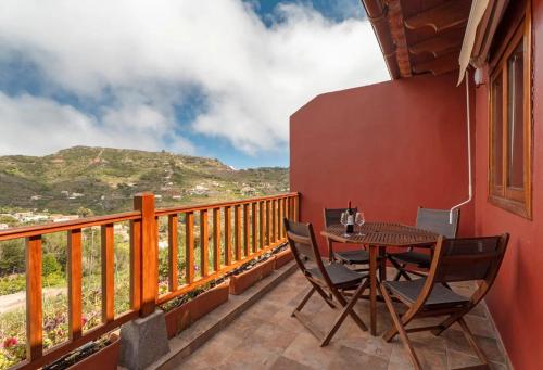 a patio with a table and chairs on a balcony at Complejo Rural Pajar de Bento in Agulo