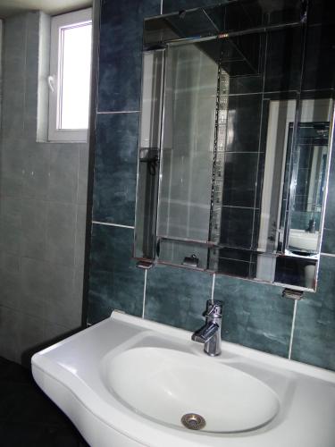 Ένα μπάνιο στο Guest Rooms Kom