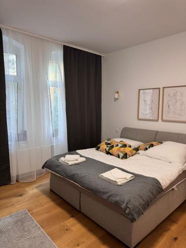 a bedroom with a large bed with towels on it at Nook - Zentrale Lage - an der ListerMeile in Hannover