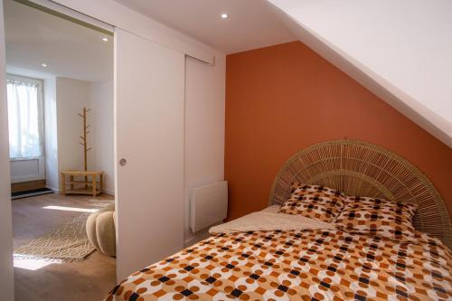Ένα ή περισσότερα κρεβάτια σε δωμάτιο στο Appartement avec exterieur et parking - Le Puy 5 min