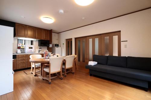 Η κουζίνα ή μικρή κουζίνα στο LJ INN Shijo Omiya hanare 5 Bike Free Wifi