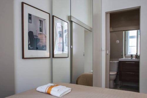 Ένα ή περισσότερα κρεβάτια σε δωμάτιο στο Charming Duplex with Mezzanine Bed in Chiado