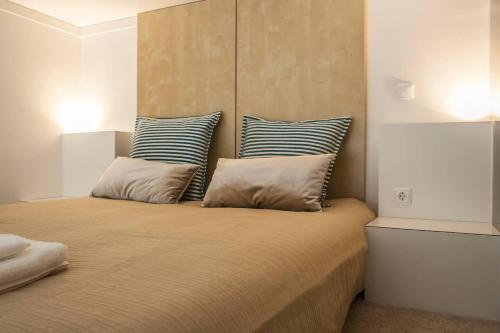 Ένα ή περισσότερα κρεβάτια σε δωμάτιο στο Charming Duplex with Mezzanine Bed in Chiado