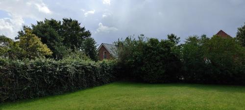 Havhuset I Øster Hurup - i byen, ved strandenにある庭
