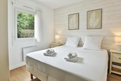 En eller flere senge i et værelse på Maison de vacance avec piscine proche de la mer