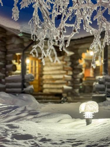 a lamp in the snow in front of a house at Talvihovi 5 in Ruka