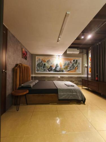 Postel nebo postele na pokoji v ubytování Long Homestay Phúc An City