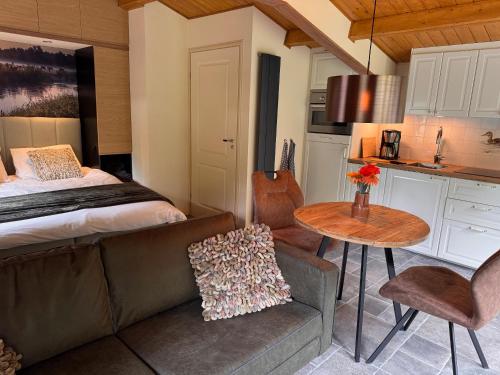 Η κουζίνα ή μικρή κουζίνα στο 2-p Chalet met privacy en tuin nabij Leeuwarden