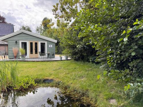 Κήπος έξω από το 2-p Chalet met privacy en tuin nabij Leeuwarden