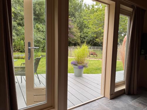 Κήπος έξω από το 2-p Chalet met privacy en tuin nabij Leeuwarden