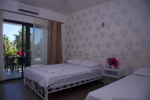 Una cama o camas en una habitación de Meteor Beach Hotel