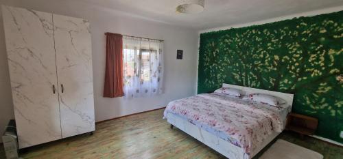 Postel nebo postele na pokoji v ubytování Casa bunicilor- liniștea prispei, răcoarea beciului și aerul poianei