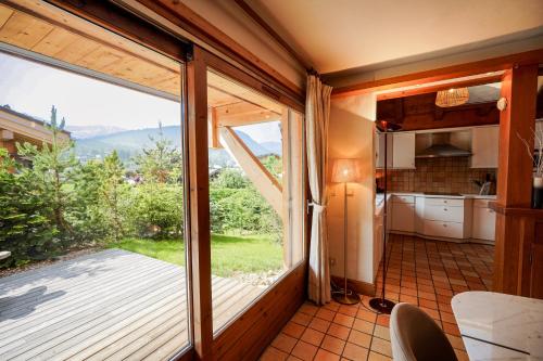 Nespecifikovaný výhled na hory nebo výhled na hory při pohledu z chaty