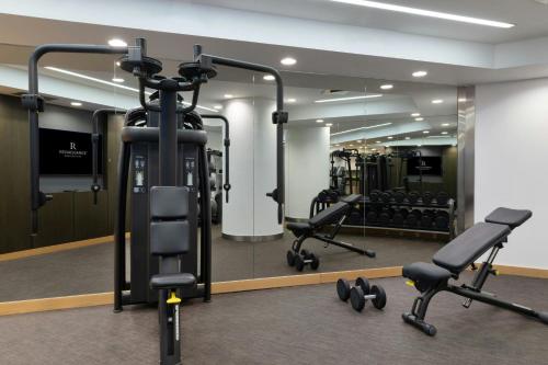 Fitness centrum a/nebo fitness zařízení v ubytování Renaissance Barcelona Hotel