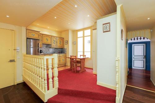 une cuisine avec une table et une salle à manger dans l'établissement Casa tk, à Cannes