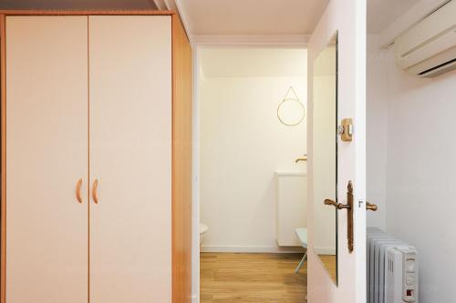 une porte ouverte menant à une pièce avec des armoires blanches dans l'établissement Casa tk, à Cannes