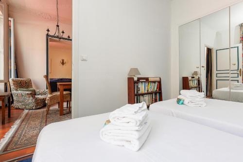 Cette chambre comprend 2 lits et un miroir. dans l'établissement Casa tk, à Cannes