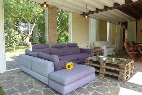 a living room with a purple couch and a coffee table at Silea Apartments, Pool, Garden, Treviso in Silea