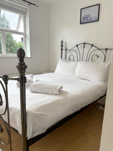 Postel nebo postele na pokoji v ubytování House number 12 sleeps up to 4 with Smart TVs in every room