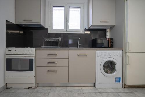 Metaxourgeio Metro Apartment-Comfort for 3 by ΜΡS