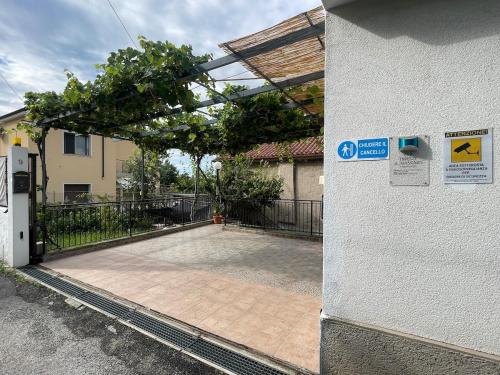 Foto Casa indipendente con giardino privato e posto macchina gratuito 5