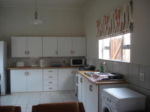 Kuchyň nebo kuchyňský kout v ubytování Lalani B&B/Self catering Cottages