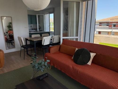 Calme & spacieux - 6 pers, parking privé, métro 5min direct centre-ville, checkIn autonome, wifi- idéal sejour pro, touristique, entre amis ou famille