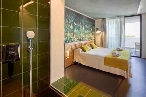 Postel nebo postele na pokoji v ubytování AMISTAT Island Hostel Ibiza - ALBERGUE JUVENIL