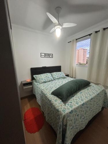 Un pat sau paturi într-o cameră la Apartamento de alto padrão