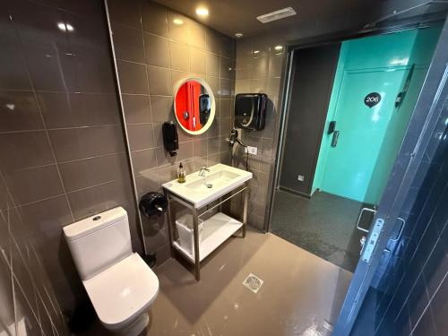 Koupelna v ubytování AMISTAT Island Hostel Ibiza - ALBERGUE JUVENIL