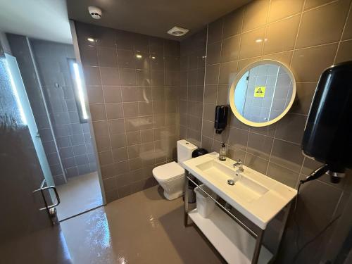 Koupelna v ubytování AMISTAT Island Hostel Ibiza - ALBERGUE JUVENIL