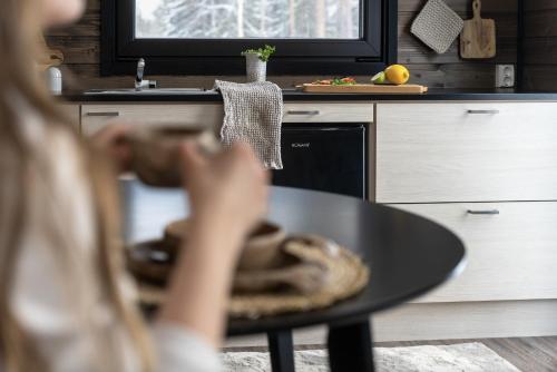 Η κουζίνα ή μικρή κουζίνα στο Palas Experience Olkkajärvi Resort