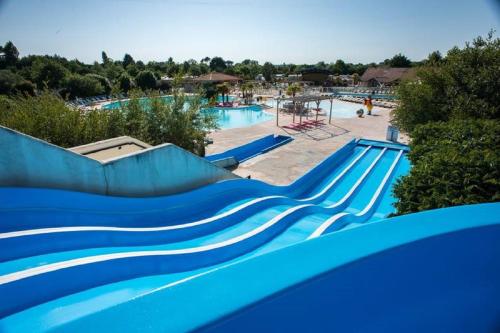 un tobogán azul en un parque acuático en Rêve en Famille, en Gastes