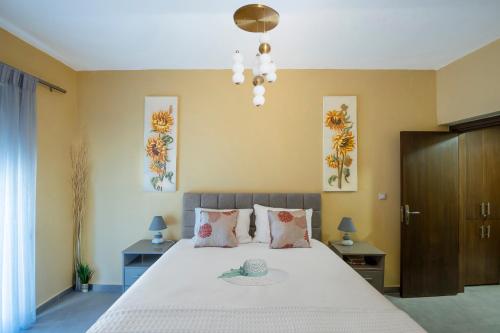 1 dormitorio con 1 cama grande con flores en la pared en Magical House, en Ialisos