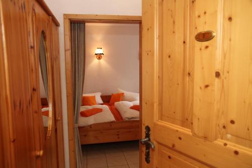 Zimmer mit einem Schlafzimmer mit einem Bett und einem Spiegel in der Unterkunft Heidi´s Häuschen in Schollbrunn