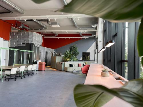an office with a long table and white chairs at Cocoon Theresienwiese in Munich