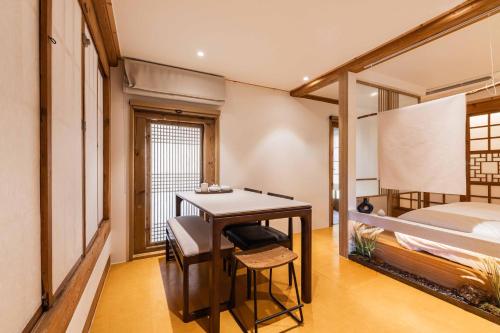 Voodi või voodid majutusasutuse Luxury Hanok Sangseon Heritage Hanok toas