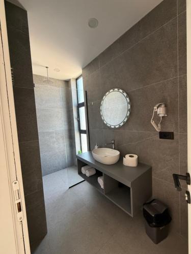 a bathroom with a sink and a mirror at Kompleksi Endeta in Bathore