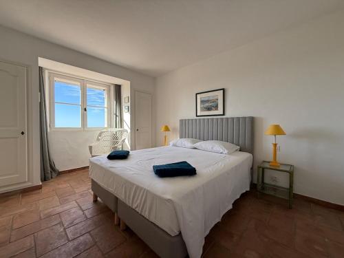 une chambre avec un lit avec deux serviettes dessus dans l'établissement Villa Provençale de Charme avec Piscine et Vue mer, à Sainte-Maxime
